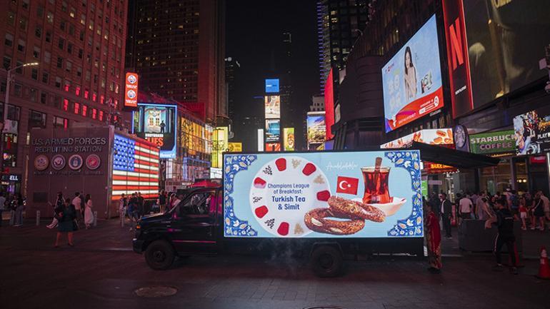 Türk simidi ve çayı, Times Meydanında