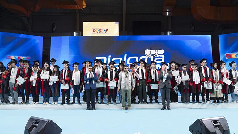 Bakan Kacır: Artık bambaşka Türkiye var, göklerde İHA, uzayda uydu