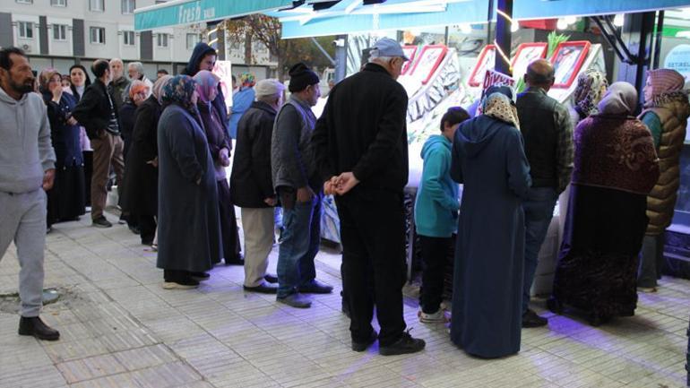 Fiyatı 40 TLye düştü, vatandaş metrelerce kuyruk oluşturdu Çoluk çocuk yiyeceğiz