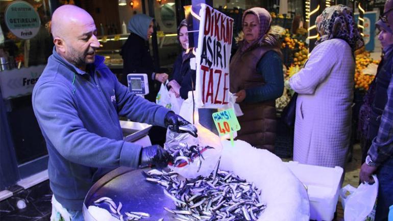 Fiyatı 40 TLye düştü, vatandaş metrelerce kuyruk oluşturdu Çoluk çocuk yiyeceğiz