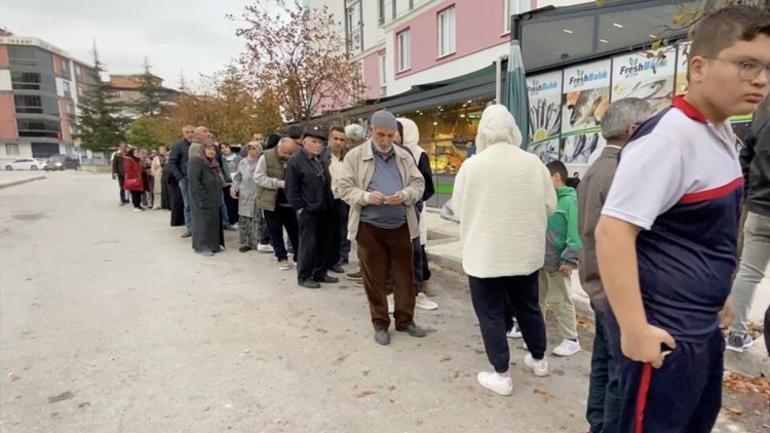 Fiyatı 40 TLye düştü, vatandaş metrelerce kuyruk oluşturdu Çoluk çocuk yiyeceğiz
