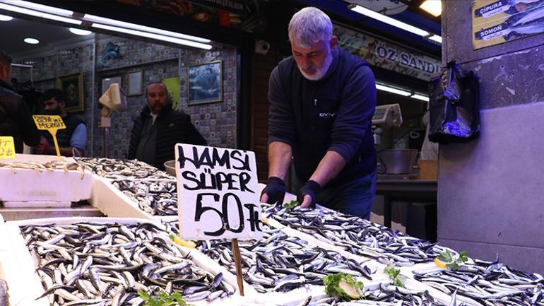 Fiyatı 40 TLye düştü, vatandaş metrelerce kuyruk oluşturdu Çoluk çocuk yiyeceğiz