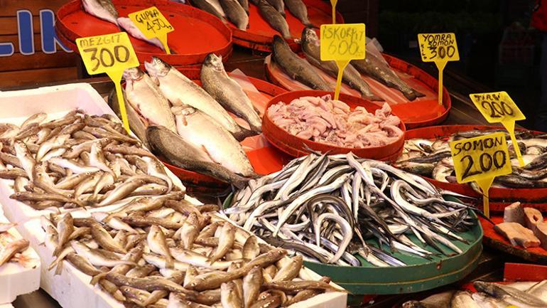 Fiyatı 40 TLye düştü, vatandaş metrelerce kuyruk oluşturdu Çoluk çocuk yiyeceğiz