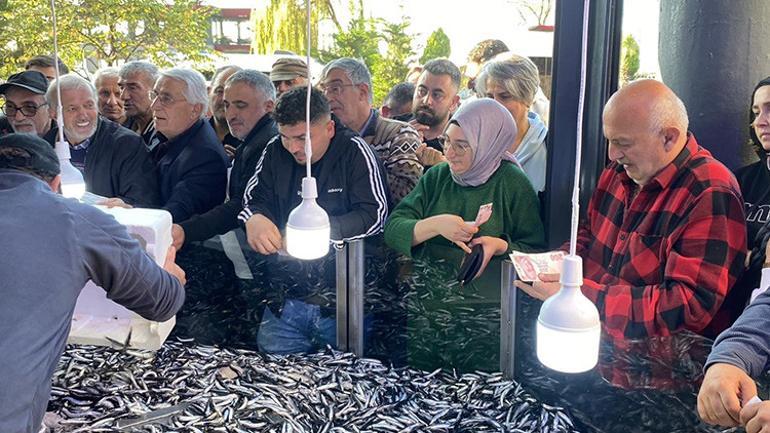 Kilosu 20 liraya düştü, vatandaş sabahtan sıraya girdi 3 ton 2 saatte bitti