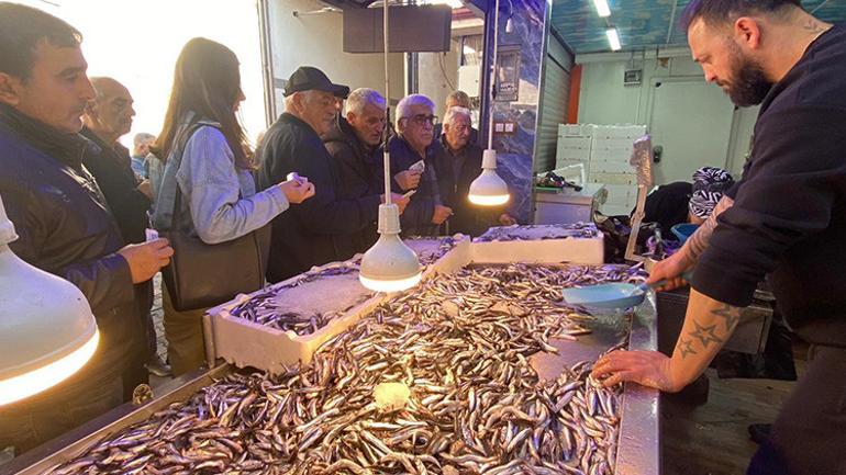 Kilosu 20 liraya düştü, vatandaş sabahtan sıraya girdi 3 ton 2 saatte bitti