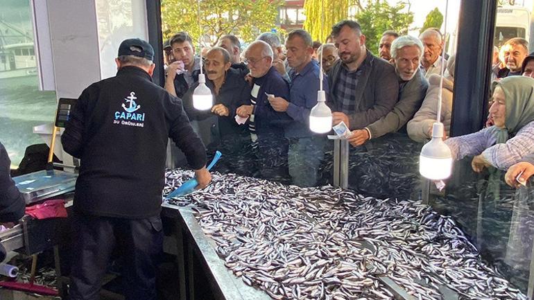 Kilosu 20 liraya düştü, vatandaş sabahtan sıraya girdi 3 ton 2 saatte bitti