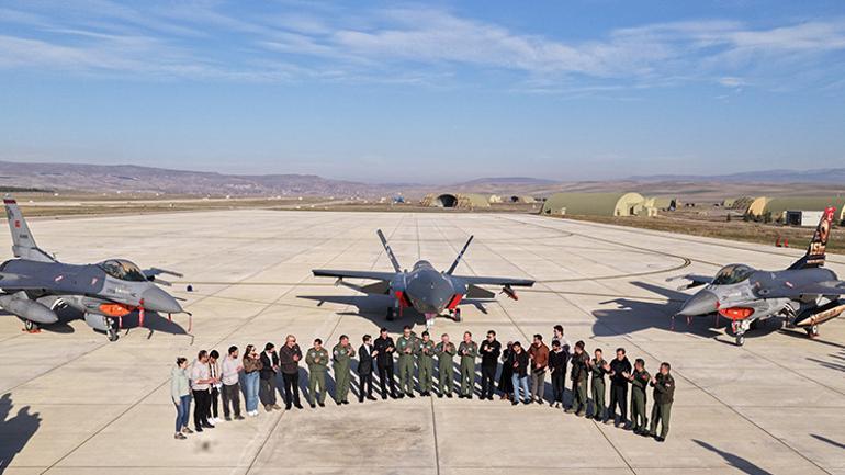 Baytaktar KIZILELMA hava-hava füzesiyle hedefi vurdu