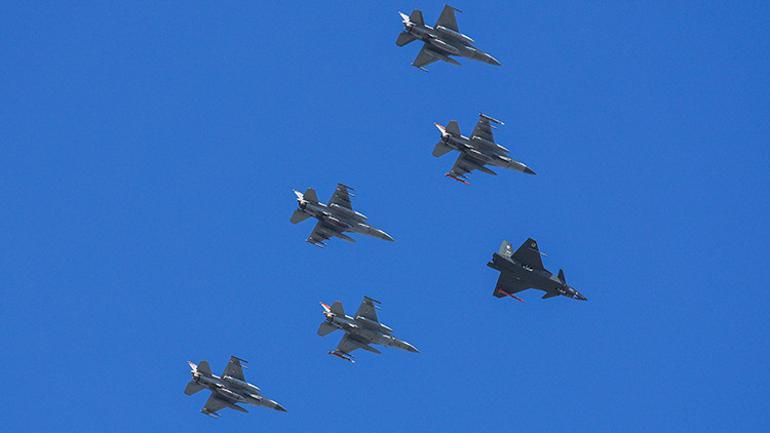 Baytaktar KIZILELMA hava-hava füzesiyle hedefi vurdu