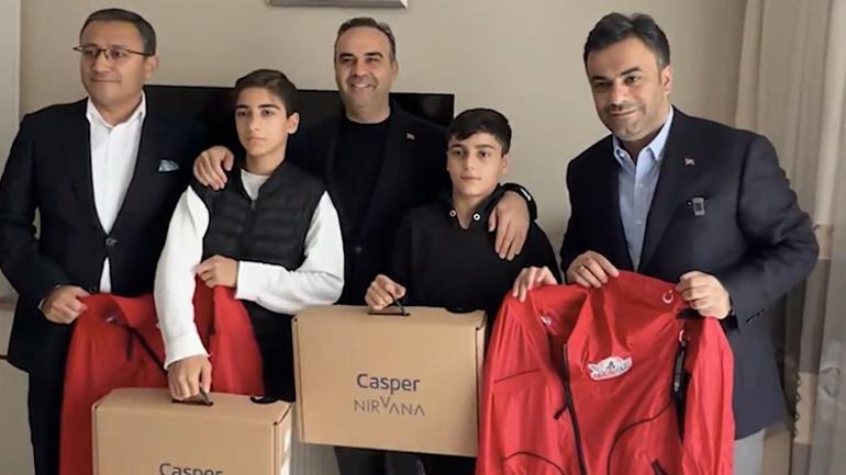 Milyonluk çantayı teslim eden gençlere sürpriz ziyaret