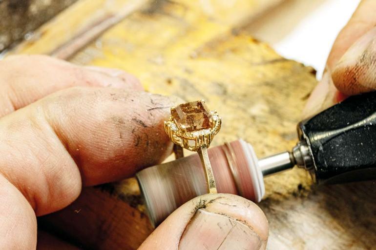 Kuyumcukent’te altını işleyen ve satan esnaf anlattı, altının kalbinde yaprak dökümü