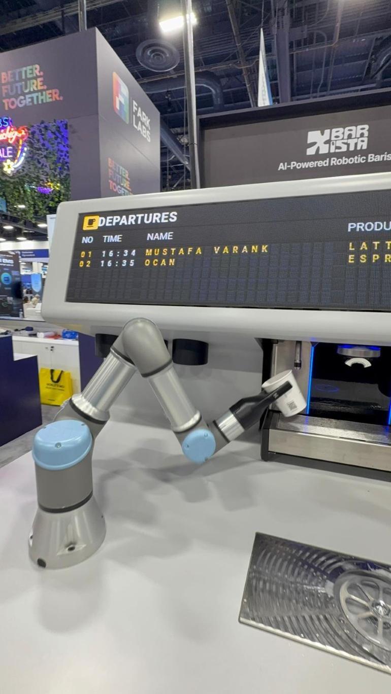 Teknoloji fuarına Türkiye damgası... Robot barista iş başında