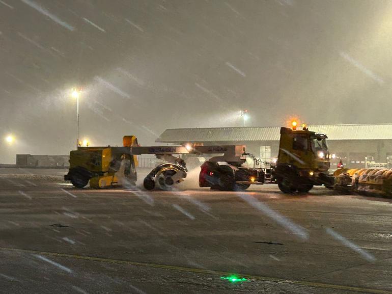 İstanbul’da kar alarmı Bazı uçak seferi iptal edildi