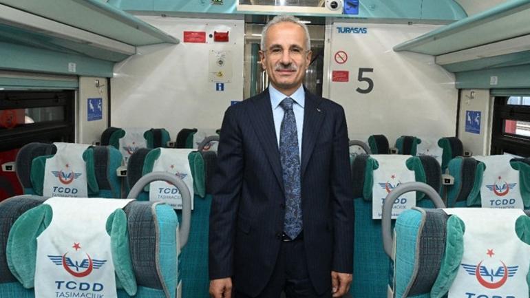 Bilet bulamayanlara ek sefer müjdesi Bakan detayları açıkladı