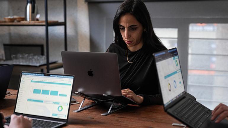 Çocukluğundaki susuz günler, bugün dünyaya çözüm oluyor