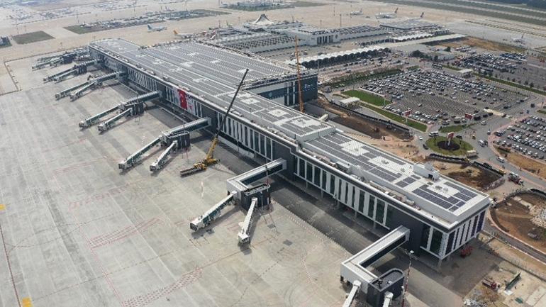 Bakan Uraloğlu: Antalya Havalimanı yeni rekorlara koşuyor