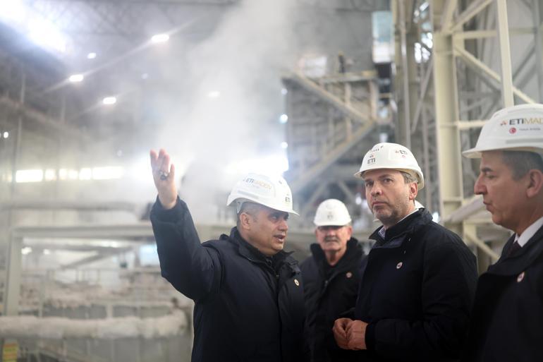 Bakan Bayraktar işçilerle 1 Mayıs’ı kutladı, dev yatırımı duyurdu