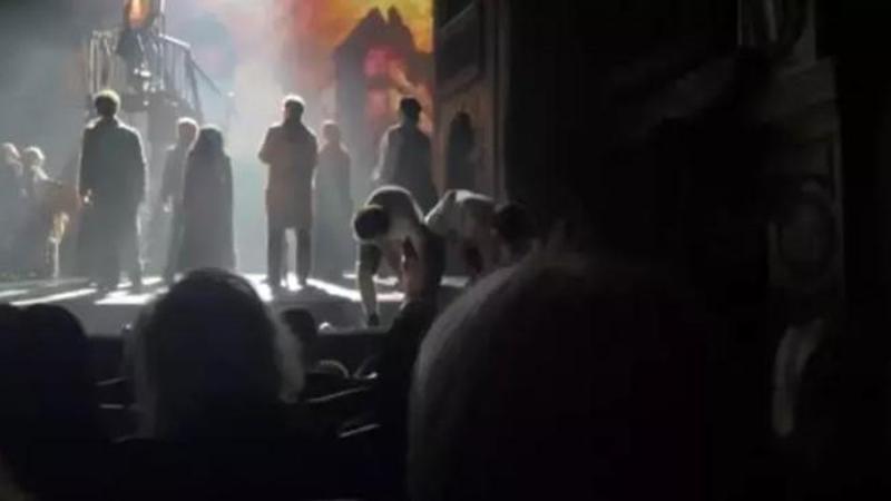 İklim aktivistleri, İngiltere'nin başkenti Londra'da Sefiller müzikali  sahnesini bastı - Son Dakika Haberleri