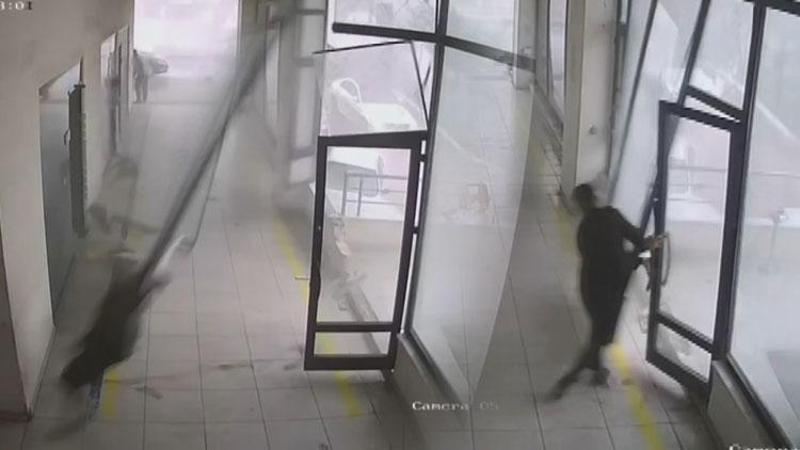 Küçükçekmece'de kuvvetli fırtına camı çerçeveyi indirdi, çalışanı böyle savurdu