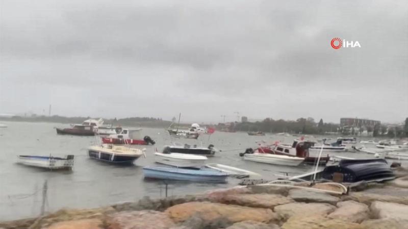 Fırtınaya dayanamayan tekneler karaya vurdu