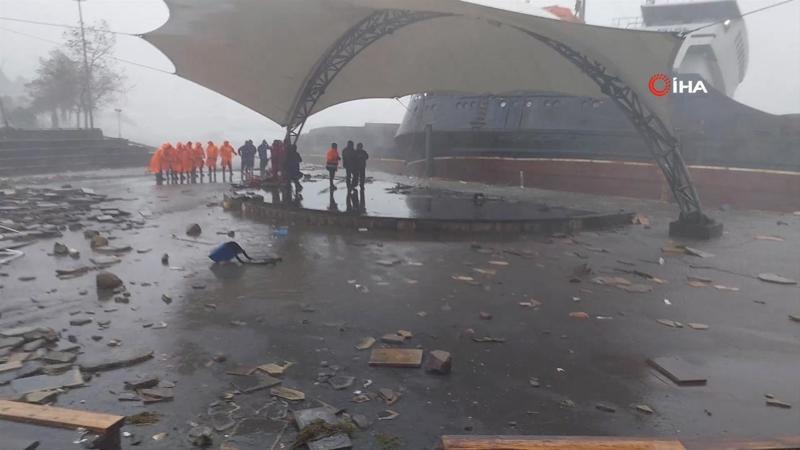 Zonguldak'ta kuru yük gemisi fırtına nedeniyle karaya oturdu