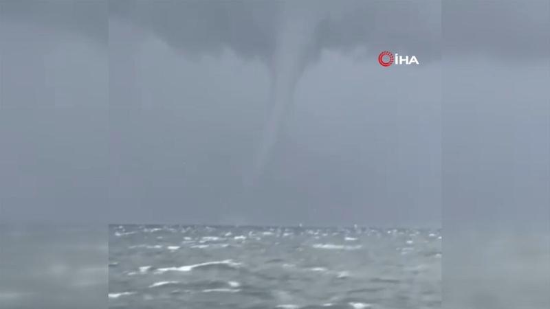 İzmir açıklarında oluşan hortum böyle görüntülendi