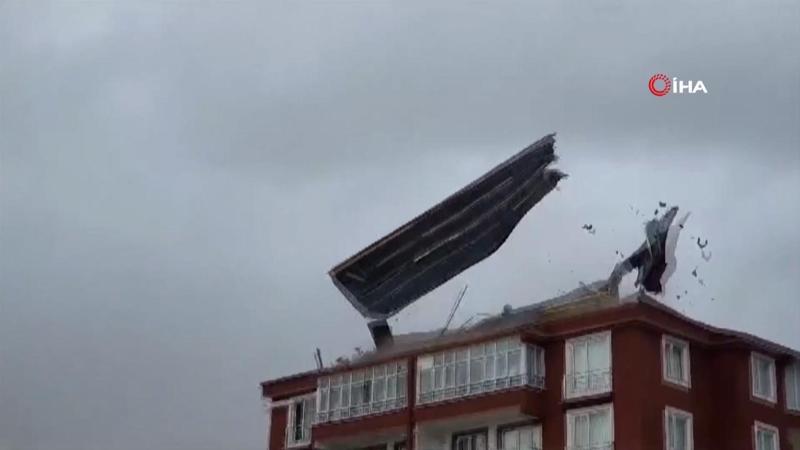 Yozgat’ta fırtına: Uçan çatı kamerada