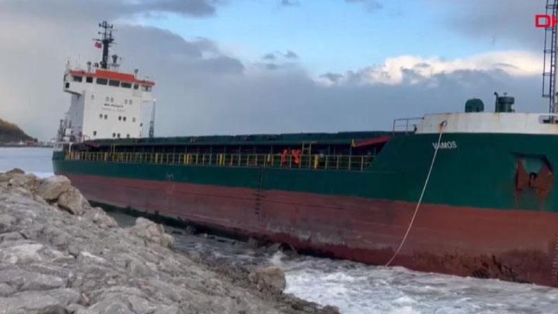 İnebolu'da yük gemisi karaya oturdu; 11 mürettebat kurtarıldı