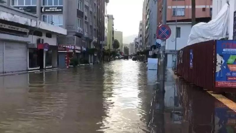 Hatay'da sağanak yağış etkili oldu: Cadde ve sokaklar su altında kaldı