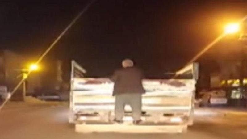 Diyarbakır'da kamyonet arkasında tehlikeli yolculuk kamerada