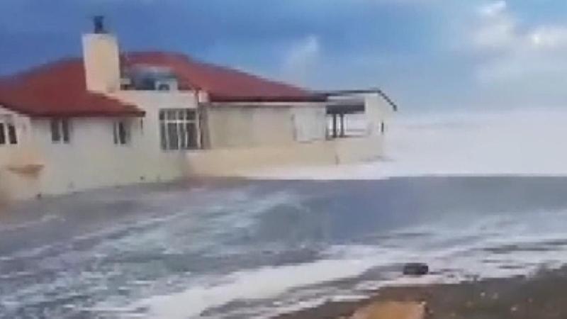 Hatay'da fırtına dolayısıyla deniz taştı