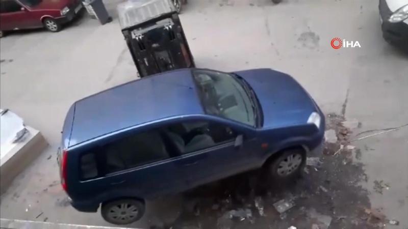 Yanlış park eden aracı fotkliftle kaldırdılar