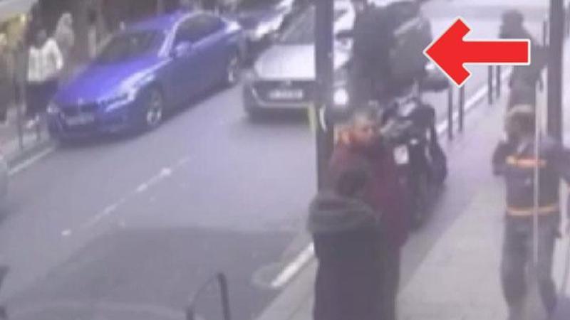 Yolda borçlusunu gören şahıs otomobilinin üzerine atladı