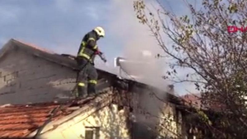 Annesi ile 2 kardeşini rehin alıp, evi ateşe verdi