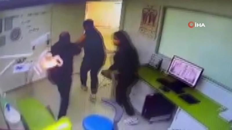 Deprem anından çarpıcı görüntüler: Diş hekimi hastasını da alıp böyle kaçtı