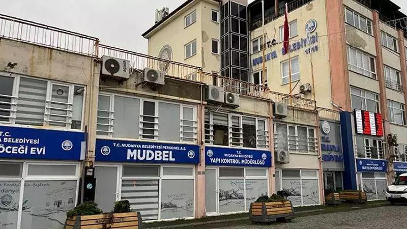 Depremde kolonları çatlayan belediye binası tahliye edildi