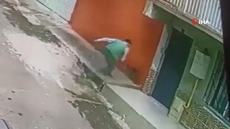 Kediye durduk yere keserle saldırdı! Vicdanları sızlatan anlar...