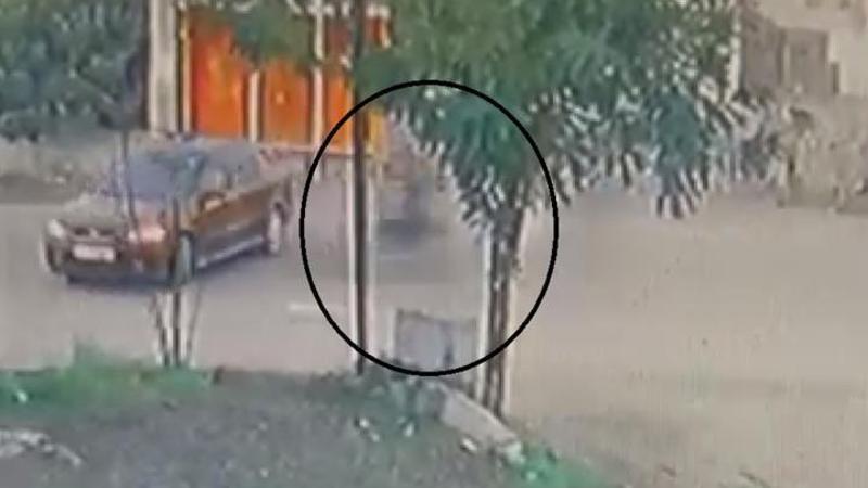 Motosiklet, otomobile ok gibi saplandı: O anlar kamerada