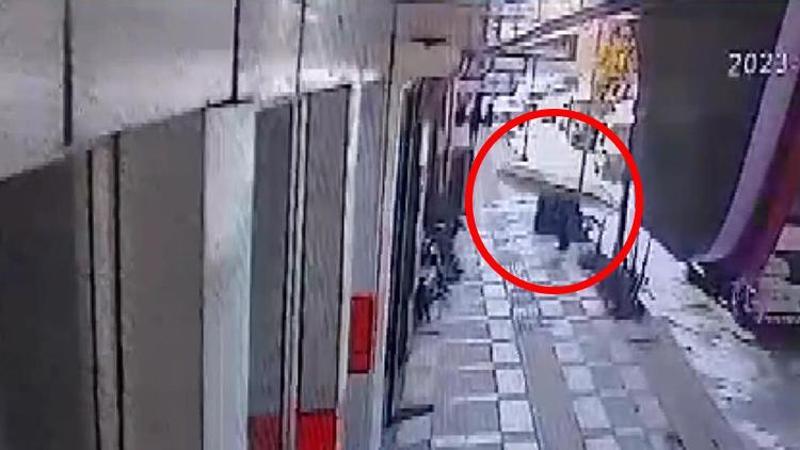Kamyonun çarptığı tabelanın altında kalan adam ölümden döndü