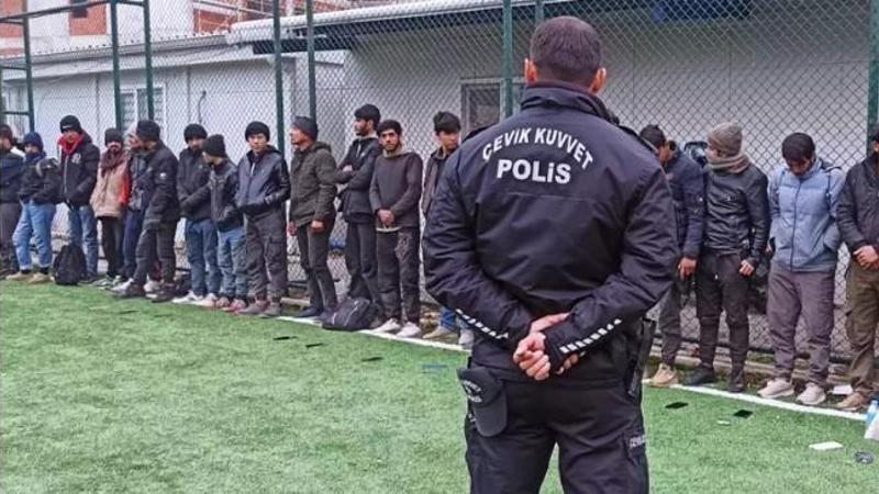 Amasya'da polisin durdurduğu TIR'ın dorsesinden 61 kaçak göçmen çıktı