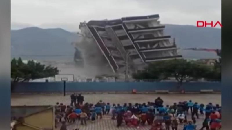 İskenderun'da okul yanındaki kontrollü yıkım, öğrencilerde paniğe neden oldu