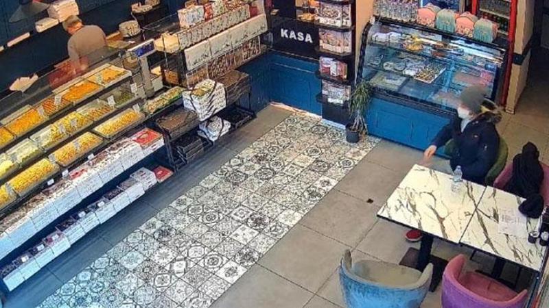 Ünlü baklavacıda kaşla göz arası hırsızlık kamerada: Tatlı siparişi verip cüzdanı çaldı