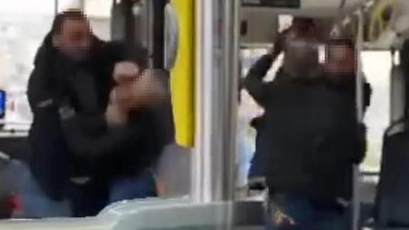 İzmir'de belediye otobüsünde iki kişinin tartışması büyüdü... Bıçaklama anı kamerada