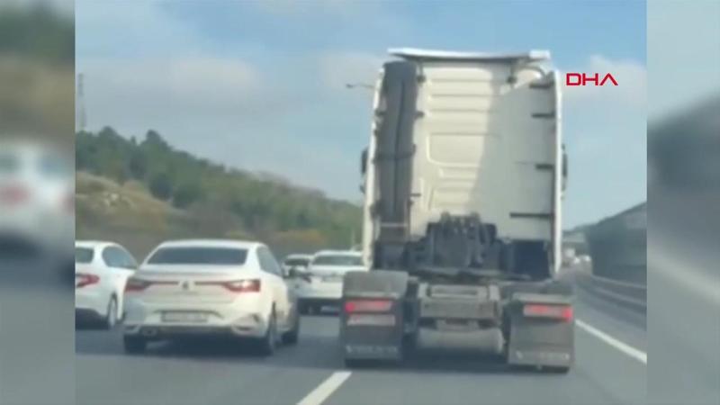 TEM'de TIR şoförüyle otomobil sürücüsünün inatlaşması kamerada