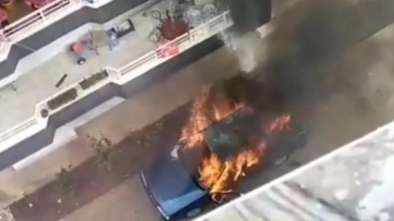 Yanan otomobile, balkondan su dökerek müdahale etti!