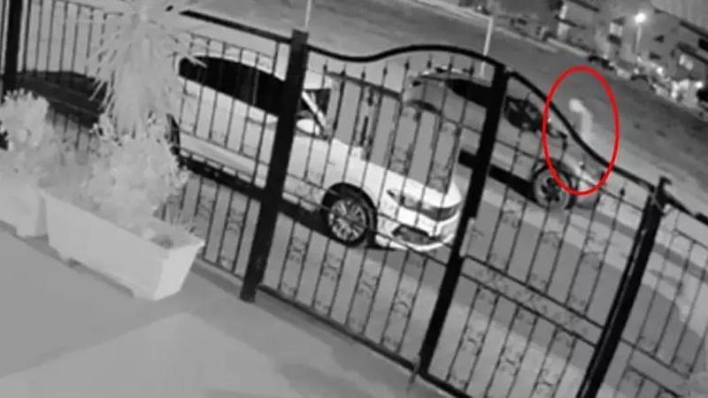 Yeni aldığı otomobili, komşusu taşla boydan boya çizdi!