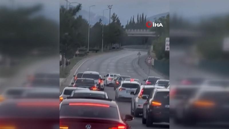 Yolu kapatan konvoydaki gelin arabası zikzak çizerek ilerledi!