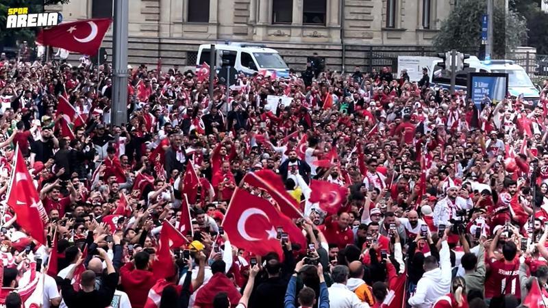 Leipzig sokakları Türk taraftarların tezahüratlarıyla inledi