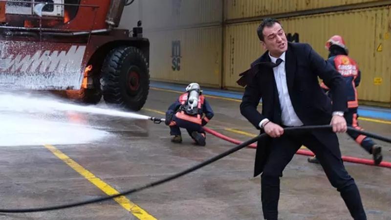 Belediye başkanı, yangına itfaiye ekipleriyle birlikte müdahale etti