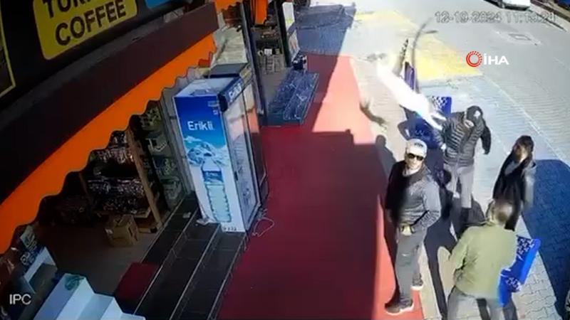 Kaldırımda sohbet eden gencin kafasına kedi düştü!