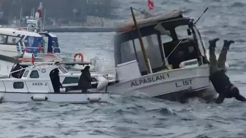 Üsküdar’da denize düşen balıkçıyı diğer teknedekiler kurtardı: O anlar kamerada
